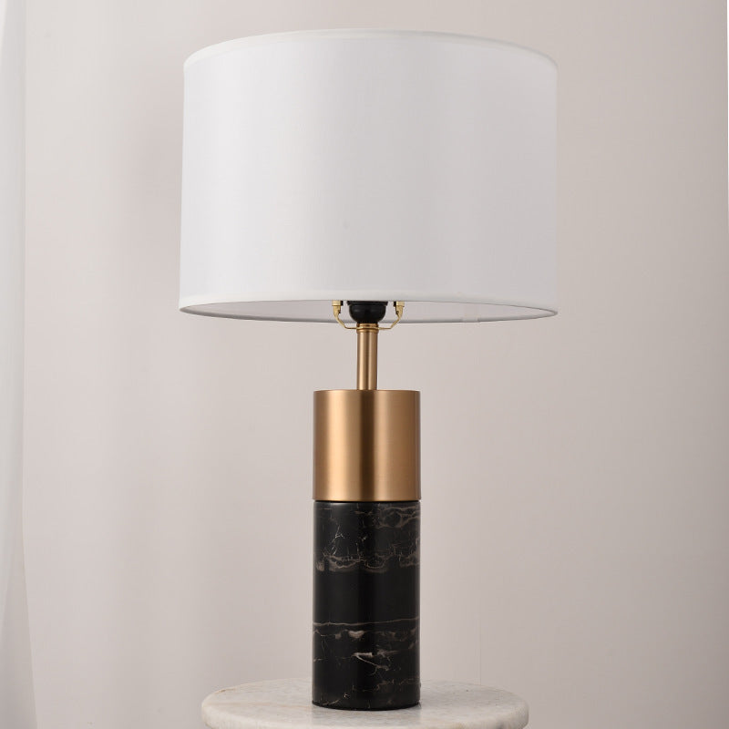 Lampe de table 1 lumière avec abat-jour en tissu cylindrique et base en marbre nordique contemporain pour chambre 
