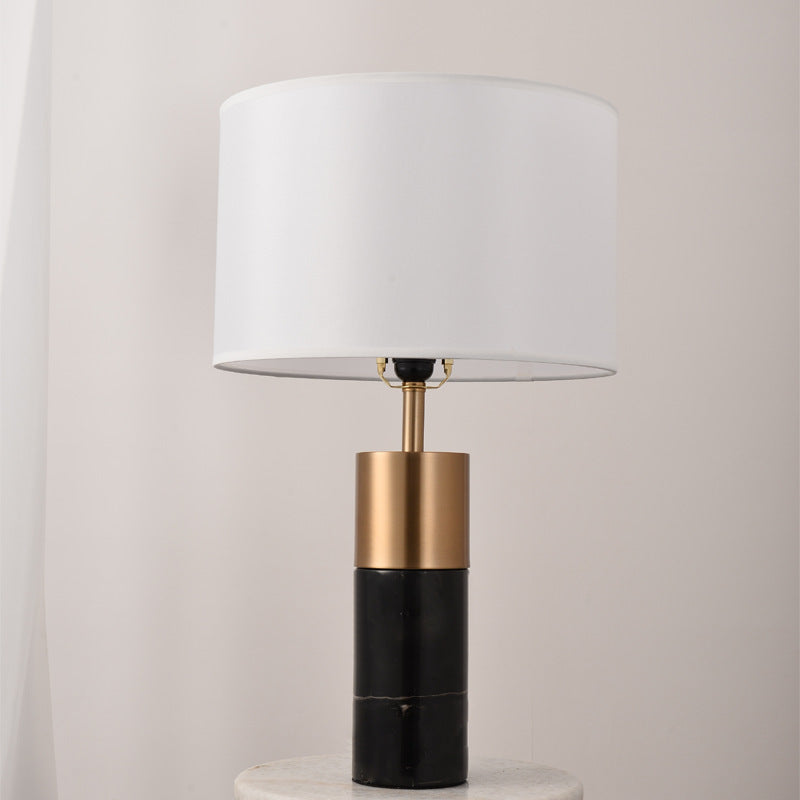 Lampe de table 1 lumière avec abat-jour en tissu cylindrique et base en marbre nordique contemporain pour chambre 