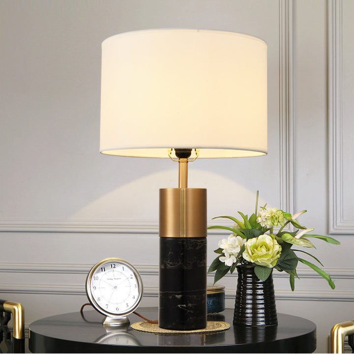 Lampe de table 1 lumière avec abat-jour en tissu cylindrique et base en marbre nordique contemporain pour chambre 