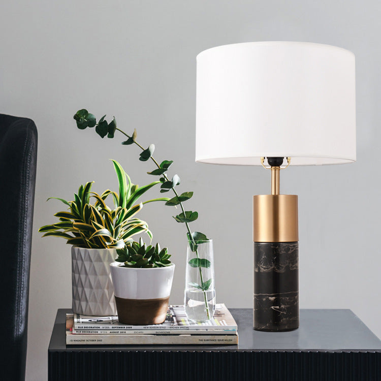 Lampe de table 1 lumière avec abat-jour en tissu cylindrique et base en marbre nordique contemporain pour chambre 