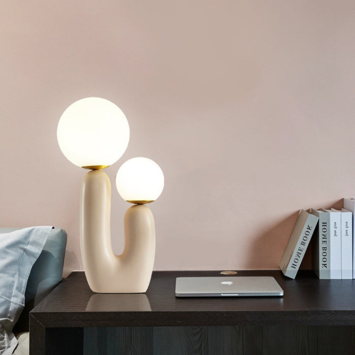 Lampe de table contemporaine en résine créative à deux têtes avec globe en verre à deux lumières pour chambre à coucher 