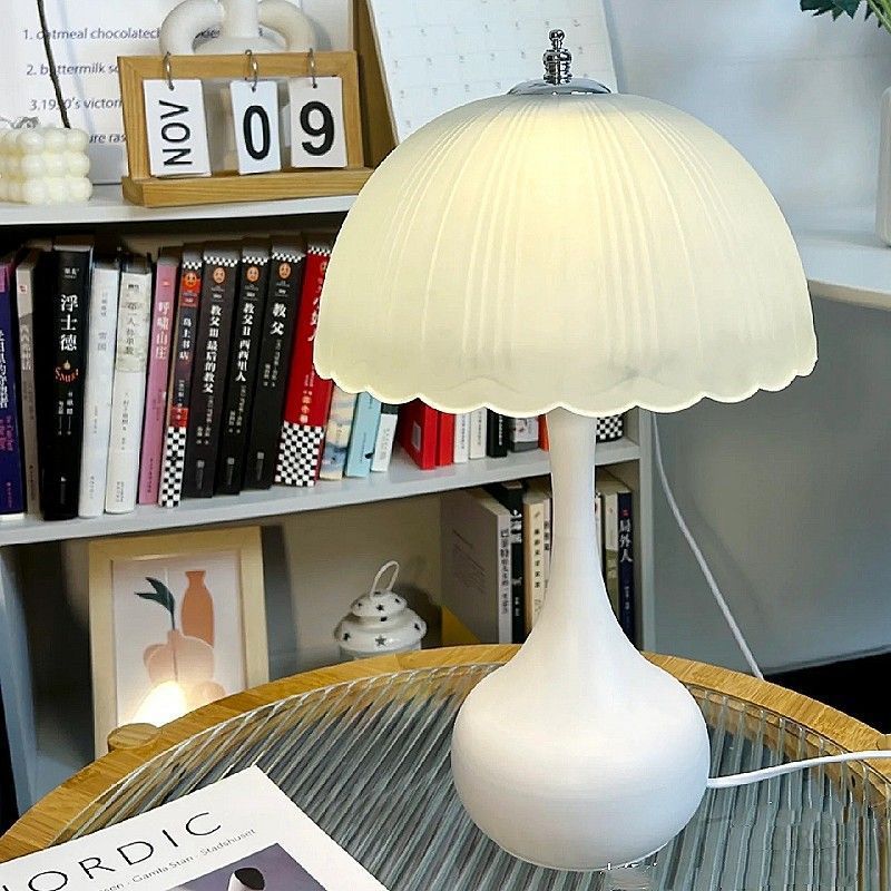Lampe de table contemporaine en forme de dôme nordique avec un abat-jour en verre dépoli et un éclairage à 1 ampoule pour chambre à coucher 