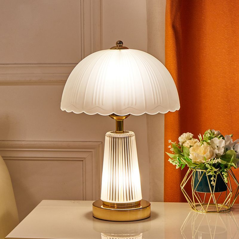 Lampe de table moderne de luxe à base ronde en forme de pétale en fer et verre acrylique à 1 lumière pour chambre 