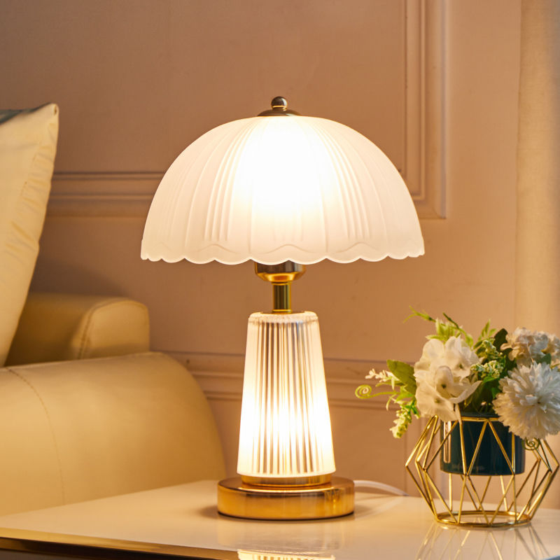 Lampe de table moderne de luxe à base ronde en forme de pétale en fer et verre acrylique à 1 lumière pour chambre 