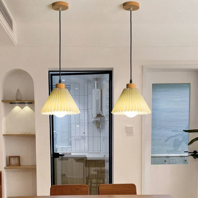 Lustre suspendu à 1 lumière en tissu conique plissé japonais traditionnel pour salon 