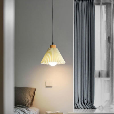 Lustre suspendu à 1 lumière en tissu conique plissé japonais traditionnel pour salon 