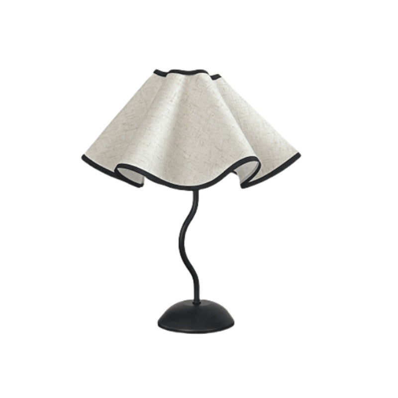 Zeitgenössische kreative Blumenstoff-Eisen-1-Licht-Tischlampe für das Schlafzimmer 