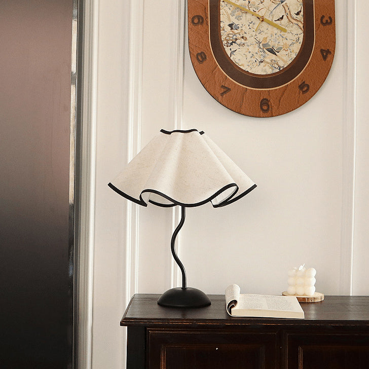 Zeitgenössische kreative Blumenstoff-Eisen-1-Licht-Tischlampe für das Schlafzimmer 