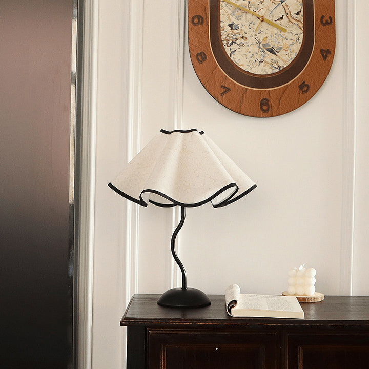 Zeitgenössische kreative Blumenstoff-Eisen-1-Licht-Tischlampe für das Schlafzimmer 