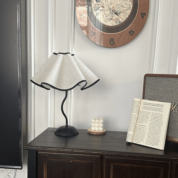 Zeitgenössische kreative Blumenstoff-Eisen-1-Licht-Tischlampe für das Schlafzimmer 