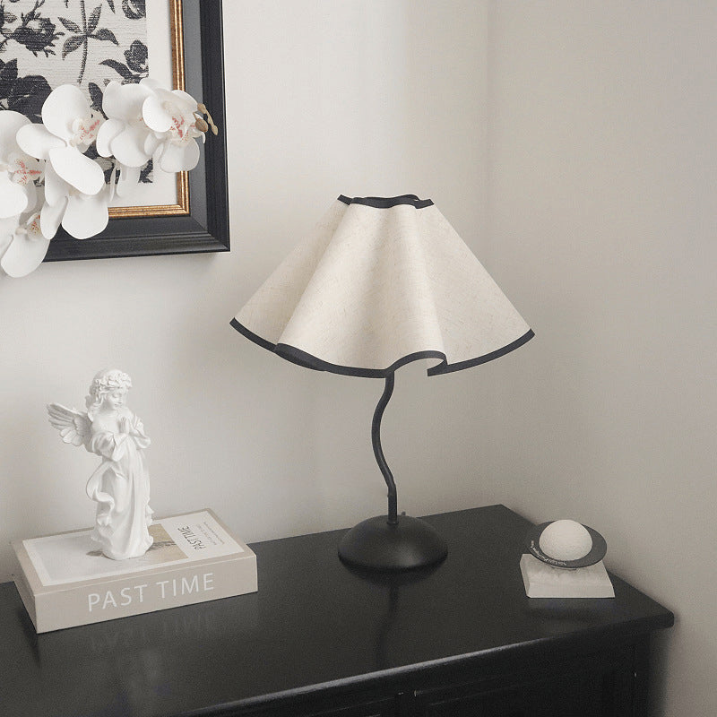 Zeitgenössische kreative Blumenstoff-Eisen-1-Licht-Tischlampe für das Schlafzimmer 