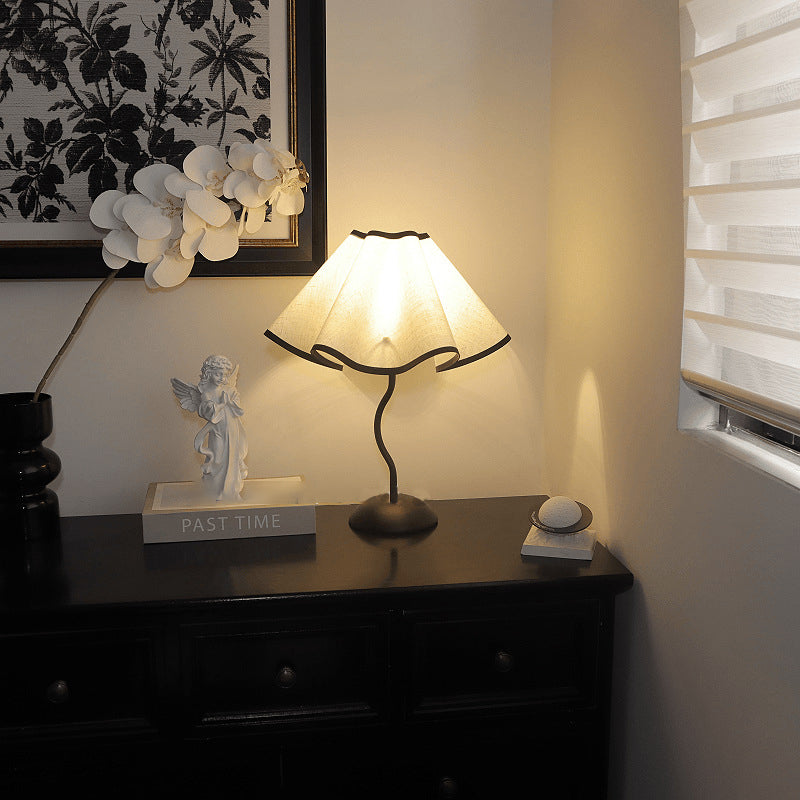 Zeitgenössische kreative Blumenstoff-Eisen-1-Licht-Tischlampe für das Schlafzimmer 