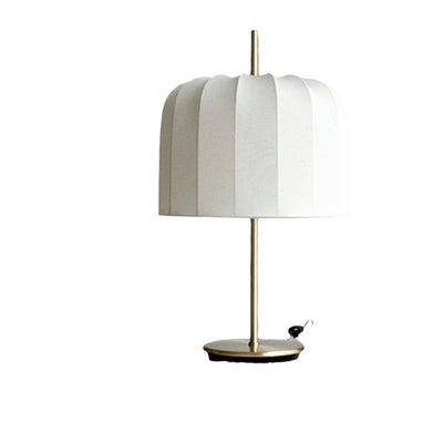 مصباح طاولة بلمسة عصرية ومصمم بشكل بسيط بقاعدة حديدية وقماش على شكل يقطينة بإضاءة واحدة لغرفة النوم 