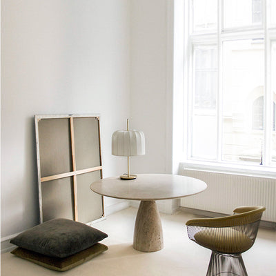 مصباح طاولة بلمسة عصرية ومصمم بشكل بسيط بقاعدة حديدية وقماش على شكل يقطينة بإضاءة واحدة لغرفة النوم 