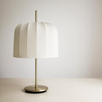 مصباح طاولة بلمسة عصرية ومصمم بشكل بسيط بقاعدة حديدية وقماش على شكل يقطينة بإضاءة واحدة لغرفة النوم 