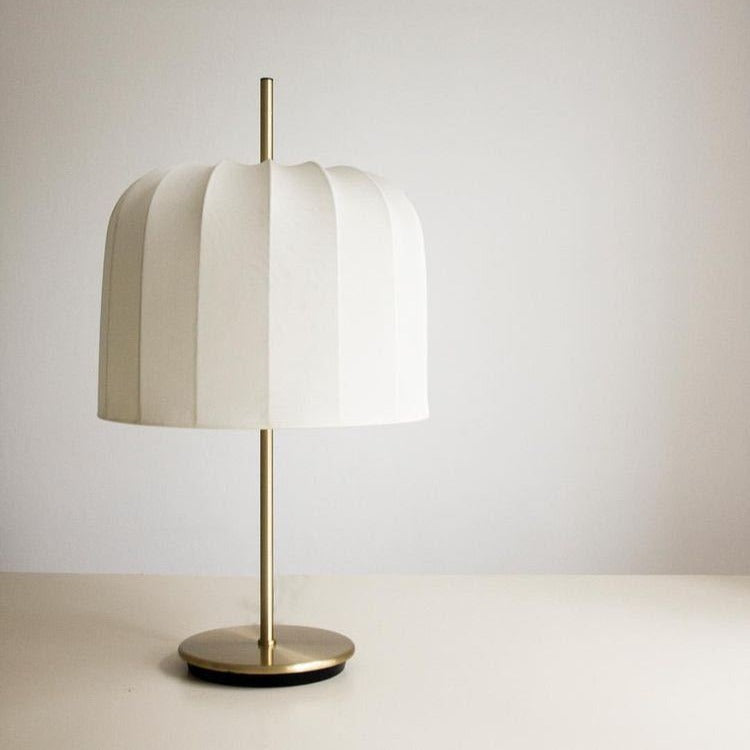 مصباح طاولة بلمسة عصرية ومصمم بشكل بسيط بقاعدة حديدية وقماش على شكل يقطينة بإضاءة واحدة لغرفة النوم 