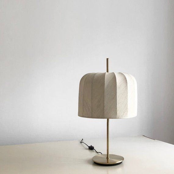 مصباح طاولة بلمسة عصرية ومصمم بشكل بسيط بقاعدة حديدية وقماش على شكل يقطينة بإضاءة واحدة لغرفة النوم 