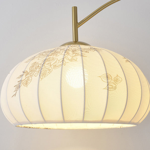 Traditionelle chinesische runde ovale Kegelblumenmuster Eisenstoff 1-Licht Tischlampe für das Schlafzimmer 