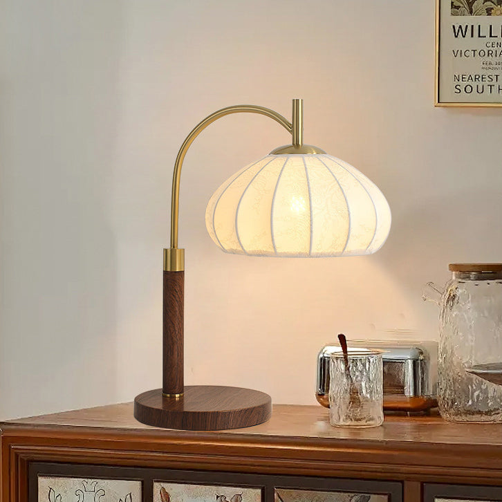 Traditionelle chinesische runde ovale Kegelblumenmuster Eisenstoff 1-Licht Tischlampe für das Schlafzimmer 