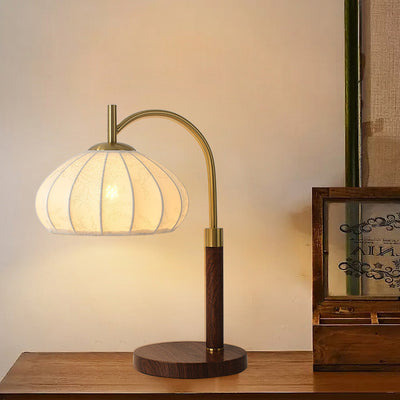 Traditionelle chinesische runde ovale Kegelblumenmuster Eisenstoff 1-Licht Tischlampe für das Schlafzimmer 