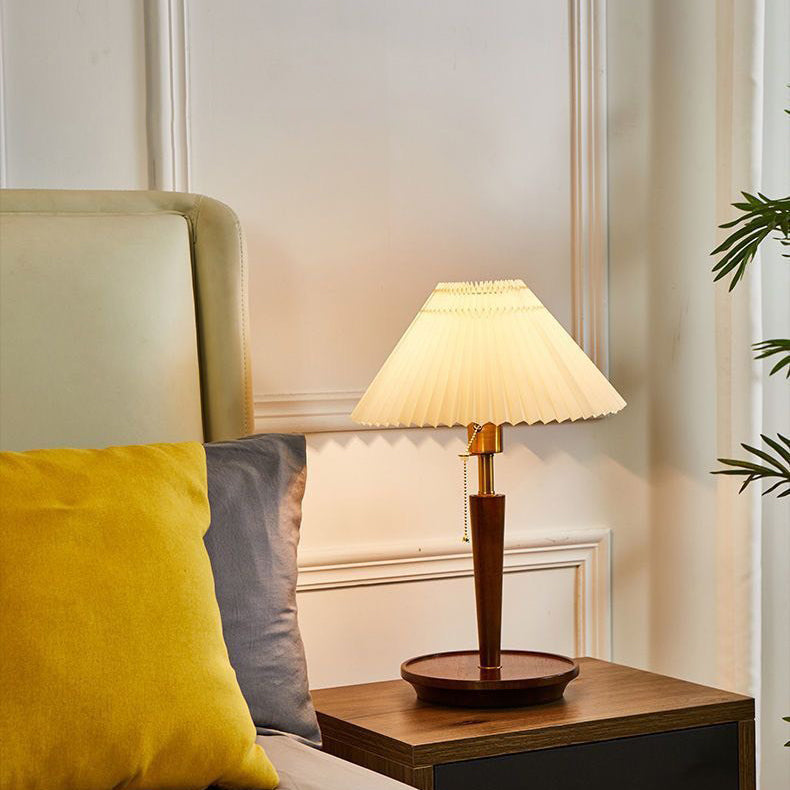 Zeitgenössische Retro-Zugkordel Tischlampe mit rundem Sockel und plissiertem Leinen, 1-Licht für das Schlafzimmer 