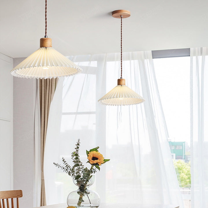 Zeitgenössische nordische runde plissierte Rockform Stoff Eisen 1-Licht Pendelleuchte für Wohnzimmer 
