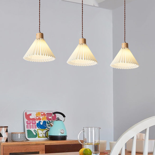 Zeitgenössische nordische runde plissierte Rockform Stoff Eisen 1-Licht Pendelleuchte für Wohnzimmer 