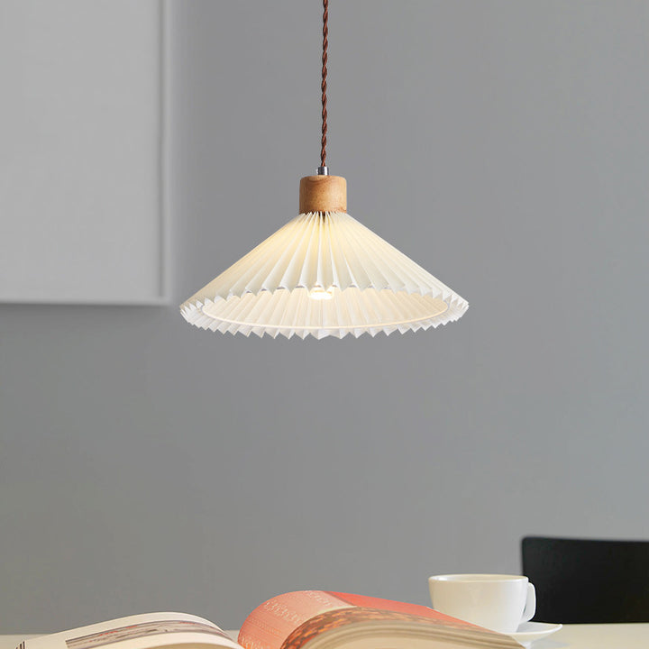 Zeitgenössische nordische runde plissierte Rockform Stoff Eisen 1-Licht Pendelleuchte für Wohnzimmer 