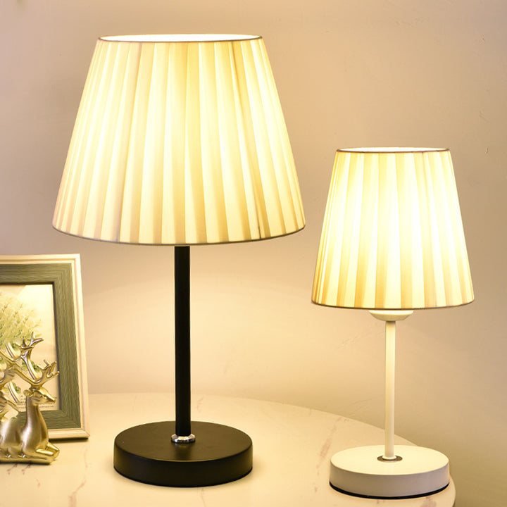 Zeitgenössische nordische Plissee-Trommelschirm Stoff Eisen 1-Licht Tischlampe für Schlafzimmer 