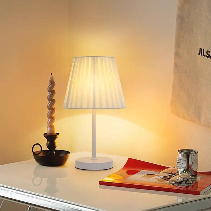 Zeitgenössische nordische Plissee-Trommelschirm Stoff Eisen 1-Licht Tischlampe für Schlafzimmer 