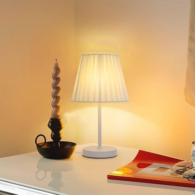 Lampe de Table à 1 Lumière en Tissu Plissé Nordique Contemporain avec Abat-Jour en Fer pour Chambre 
