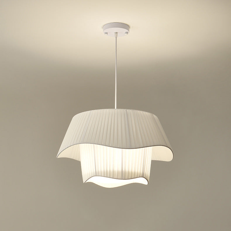 Zeitgenössische nordische Doppelschicht-Trommel plissierter Stoff Eisen Acryl 4/5-Licht Pendelleuchte für das Wohnzimmer 