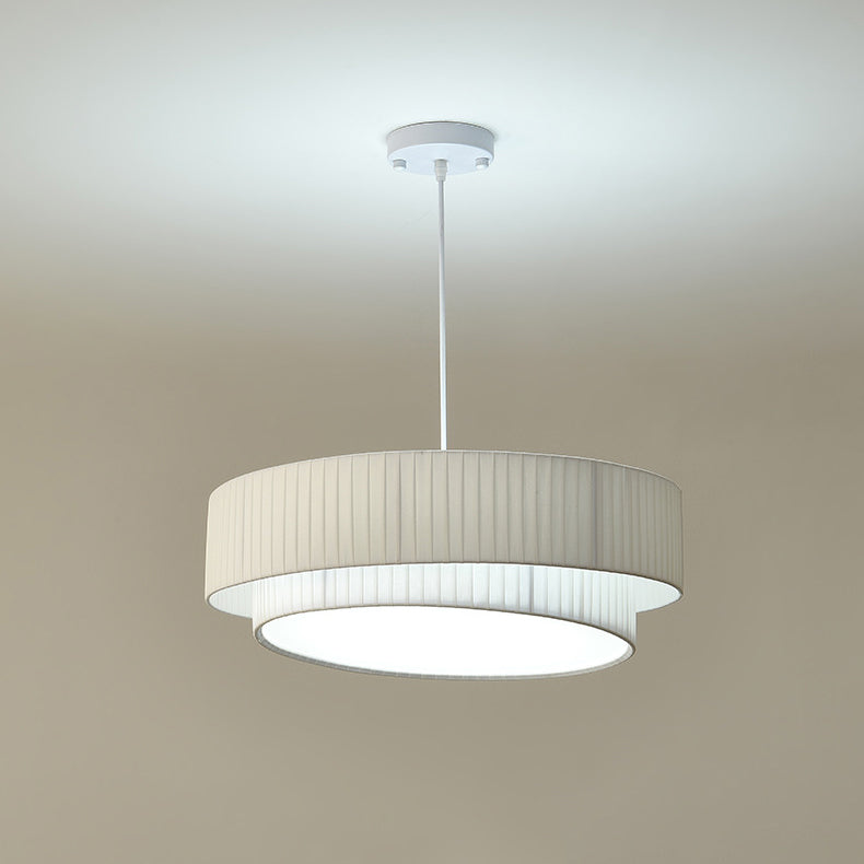 Zeitgenössische nordische Doppelschicht-Trommel plissierter Stoff Eisen Acryl 4/5-Licht Pendelleuchte für das Wohnzimmer 