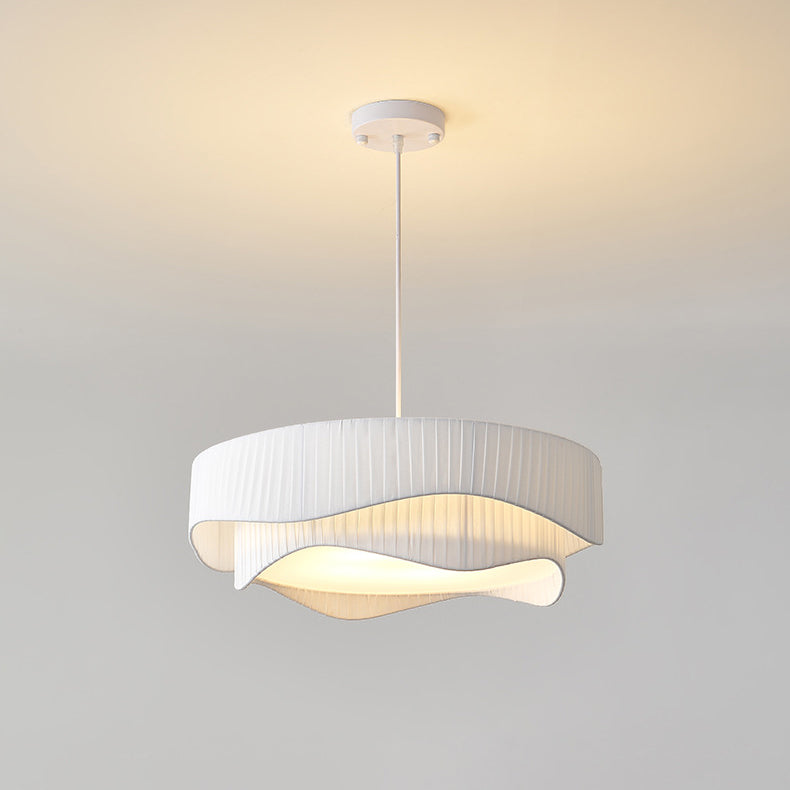 Zeitgenössische nordische Doppelschicht-Trommel plissierter Stoff Eisen Acryl 4/5-Licht Pendelleuchte für das Wohnzimmer 
