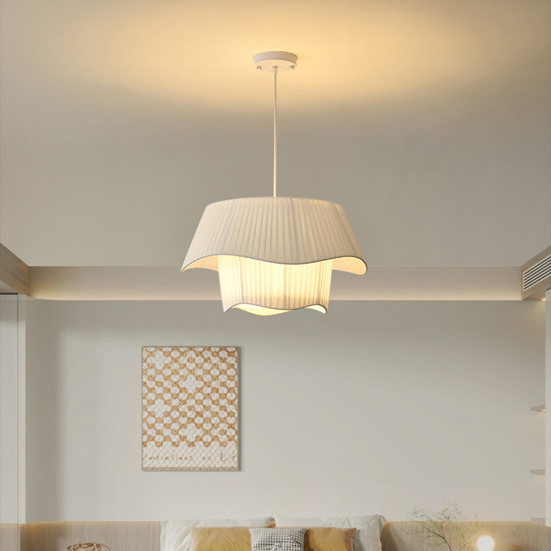Zeitgenössische nordische Doppelschicht-Trommel plissierter Stoff Eisen Acryl 4/5-Licht Pendelleuchte für das Wohnzimmer 