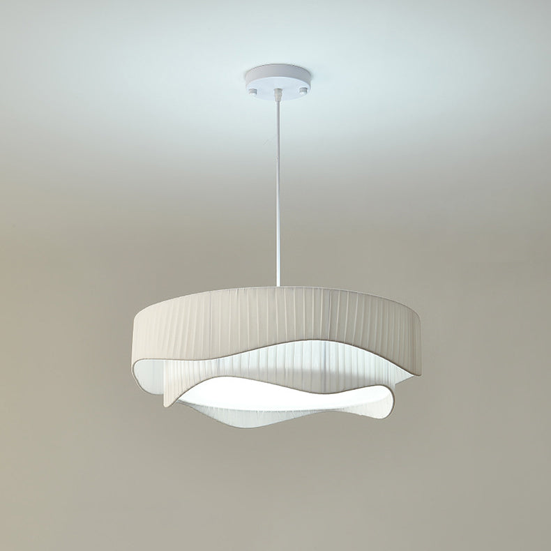 Zeitgenössische nordische Doppelschicht-Trommel plissierter Stoff Eisen Acryl 4/5-Licht Pendelleuchte für das Wohnzimmer 