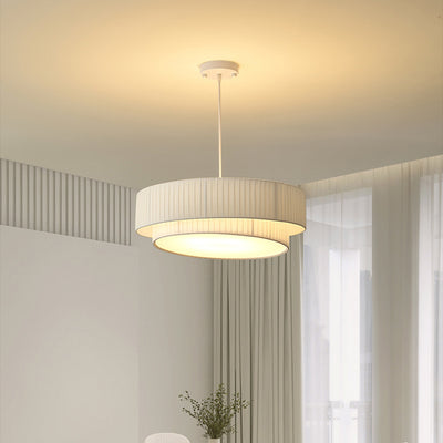 Zeitgenössische nordische Doppelschicht-Trommel plissierter Stoff Eisen Acryl 4/5-Licht Pendelleuchte für das Wohnzimmer 
