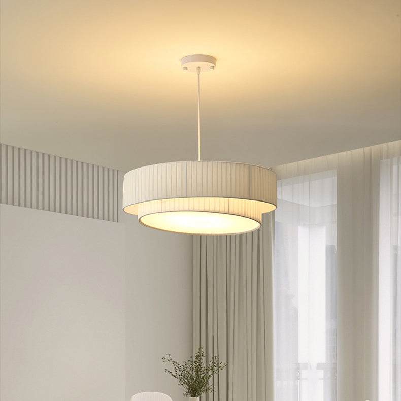 Zeitgenössische nordische Doppelschicht-Trommel plissierter Stoff Eisen Acryl 4/5-Licht Pendelleuchte für das Wohnzimmer 