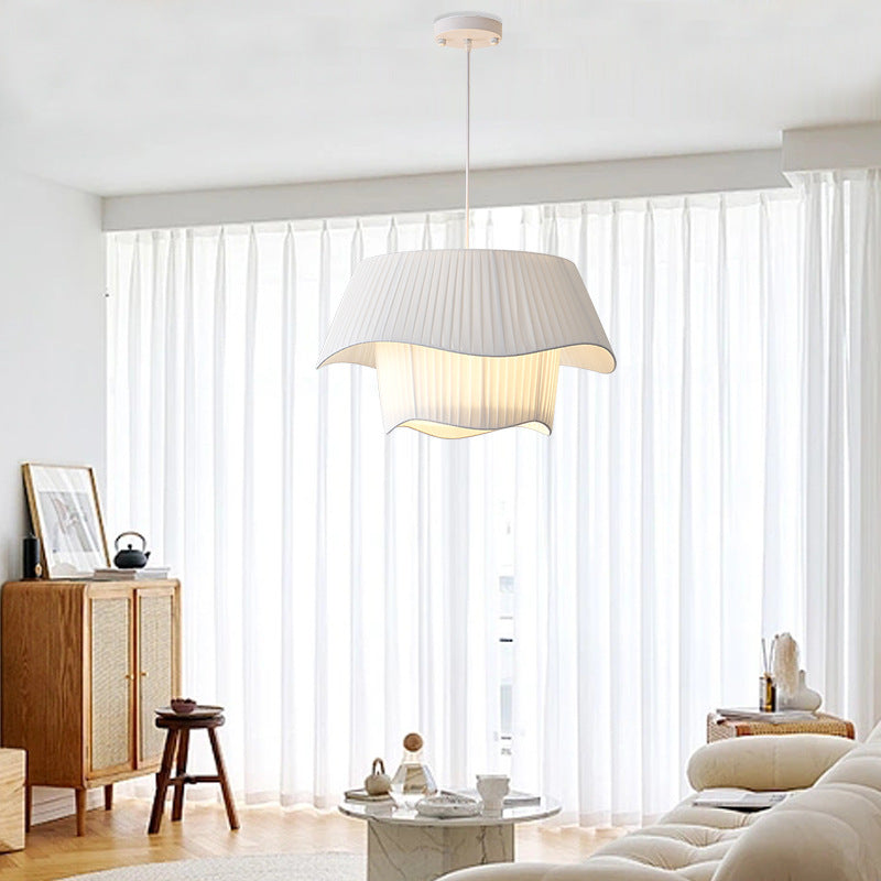 Zeitgenössische nordische Doppelschicht-Trommel plissierter Stoff Eisen Acryl 4/5-Licht Pendelleuchte für das Wohnzimmer 