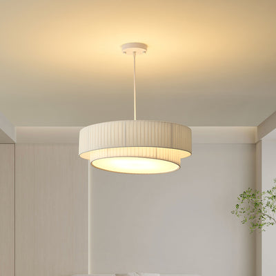 Zeitgenössische nordische Doppelschicht-Trommel plissierter Stoff Eisen Acryl 4/5-Licht Pendelleuchte für das Wohnzimmer 