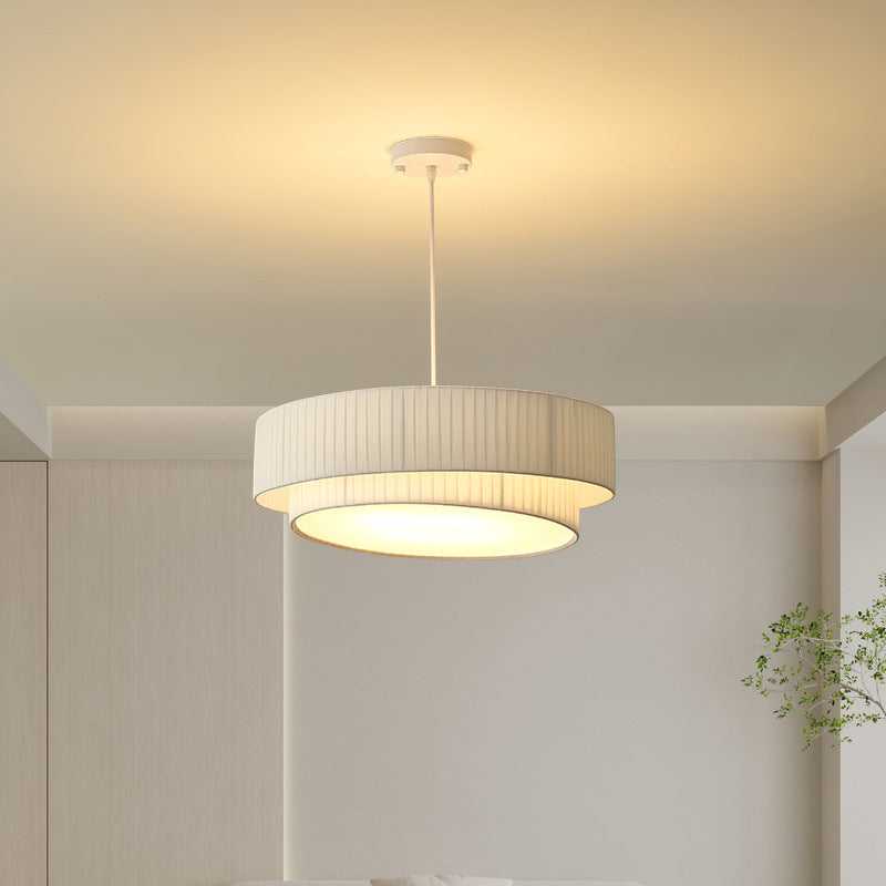 Zeitgenössische nordische Doppelschicht-Trommel plissierter Stoff Eisen Acryl 4/5-Licht Pendelleuchte für das Wohnzimmer 