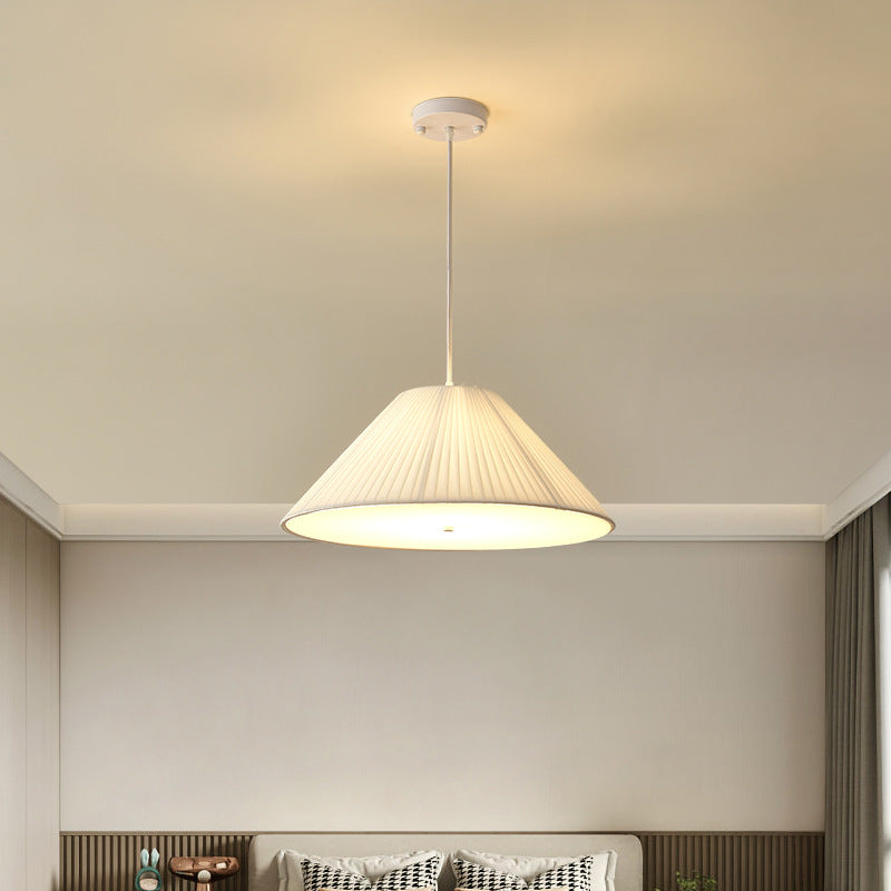 Zeitgenössische nordische Doppelschicht-Trommel plissierter Stoff Eisen Acryl 4/5-Licht Pendelleuchte für das Wohnzimmer 