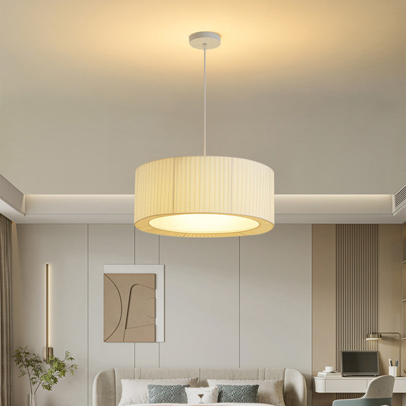 Zeitgenössische nordische Doppelschicht-Trommel plissierter Stoff Eisen Acryl 4/5-Licht Pendelleuchte für das Wohnzimmer 