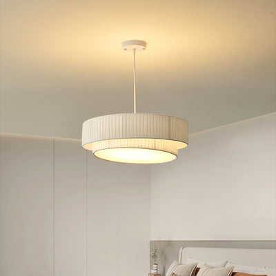 Zeitgenössische nordische Doppelschicht-Trommel plissierter Stoff Eisen Acryl 4/5-Licht Pendelleuchte für das Wohnzimmer 