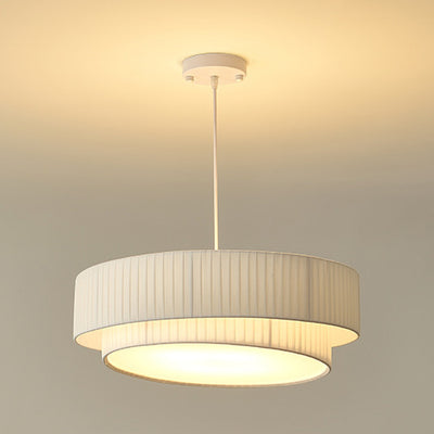 Zeitgenössische nordische Doppelschicht-Trommel plissierter Stoff Eisen Acryl 4/5-Licht Pendelleuchte für das Wohnzimmer 