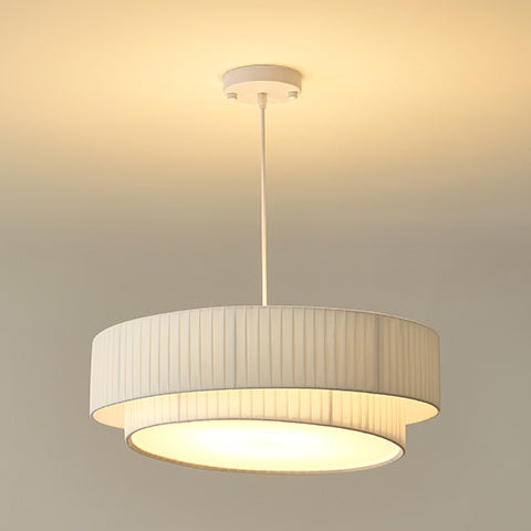 Zeitgenössische nordische Doppelschicht-Trommel plissierter Stoff Eisen Acryl 4/5-Licht Pendelleuchte für das Wohnzimmer 