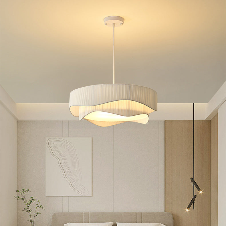 Zeitgenössische nordische Doppelschicht-Trommel plissierter Stoff Eisen Acryl 4/5-Licht Pendelleuchte für das Wohnzimmer 