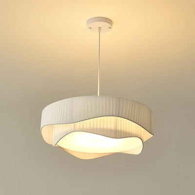Zeitgenössische nordische Doppelschicht-Trommel plissierter Stoff Eisen Acryl 4/5-Licht Pendelleuchte für das Wohnzimmer 