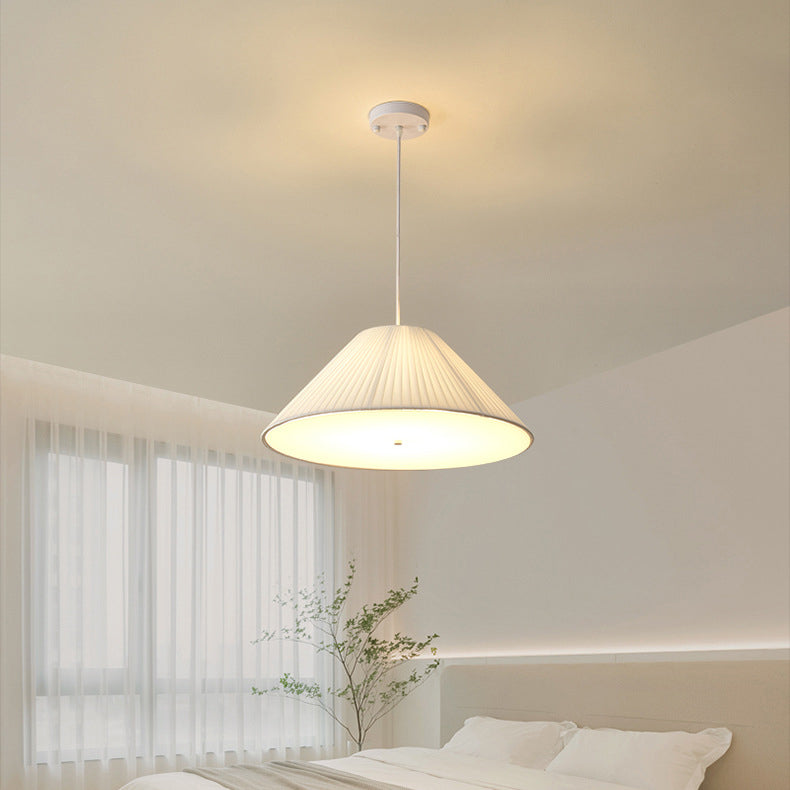 Zeitgenössische nordische Doppelschicht-Trommel plissierter Stoff Eisen Acryl 4/5-Licht Pendelleuchte für das Wohnzimmer 