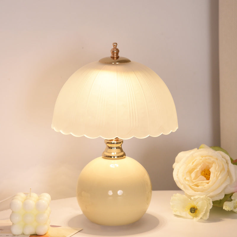 Zeitgenössische nordische Halbkugel-Blumenglobus-Basis Eisen Keramik Glas 1-Licht Tischlampe für das Schlafzimmer 